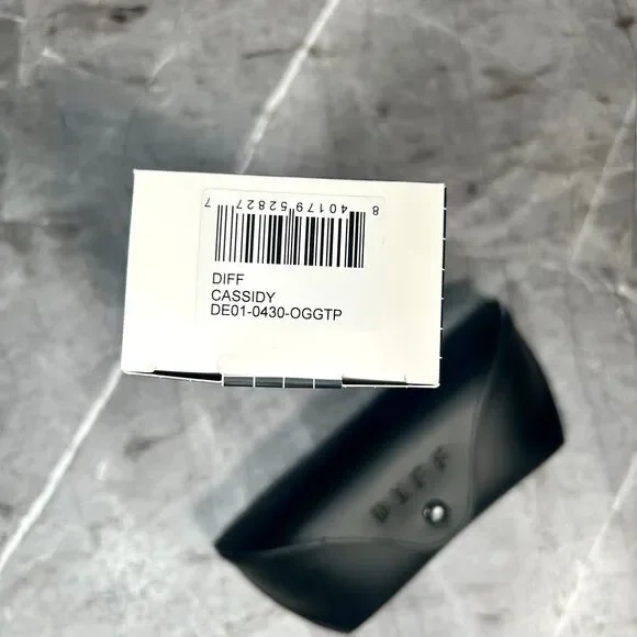 DIFF Eyewear — Cassidy Sunglasses in Olive Green — NWT - Picture 2 of 9